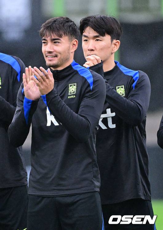 [OSEN=고양, 최규한 기자] 홍명보 감독이 이끄는 대한민국 축구 국가대표팀이 7일 오후 경기도 고양종합운동장 보조경기장에서 오는 10일 브라질과의 평가전을 앞두고 오픈트레이닝을 진행했다.한국 축구대표팀과 브라질은 오는 10일 서울월드컵경기장에서 친선경기를 갖는다.A대표팀 황인범과 옌스 카스트로프를 비롯한 선수들이 훈련을 앞두고 팬들에게 인사를 전하고 있다. 2025.10.07 / dreamer@osen.co.kr