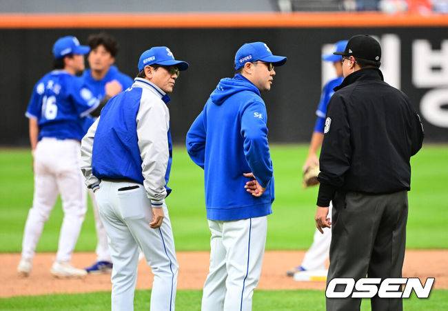 [OSEN=대전, 지형준 기자] 18일 오후 대전 한화생명볼파크에서 2025 신한 SOL Bank KBO리그 포스트시즌 플레이오프 1차전 한화 이글스와 삼성 라이온즈의 경기가 열렸다.한화는 폰세, 삼성은 가라비토를 선발 투수로 내세웠다.5회말 1사 1루에서 삼성 류지혁이 한화 김태연의 3루땅볼에 하주석을 포스아웃시키고 1루 송구하는 과정에서 넘어졌다; 박진만 감독이 그라운드에 나와 한화 하주석과 충돌 과정에 대해 확인하고 있다. 2025.10.18 /jpnews@osen.co.kr