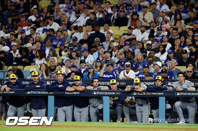 [사진] 밀워키 선수들이 덕아웃에서 경기를 보고 있다. ⓒGettyimages(무단전재 및 재배포 금지)