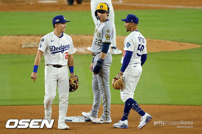 [사진] 밀워키 크리스티안 옐리치(가운데)가 LA 다저스 토미 에드먼, 무키 베츠와 대화하고 있다. ⓒGettyimages(무단전재 및 재배포 금지)