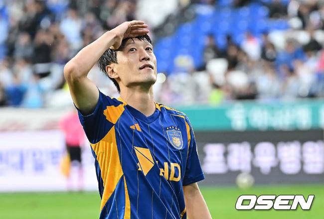 [OSEN=울산, 이석우 기자] 18일 울산 문수축구경기장에서 하나은행 K리그1 2025 울산 HD와 광주FC의 경기가 열렸다.  신태용 감독 경질을 두고 후폭풍이 몰아친 울산은 급격히 무너져 강등권까지 추락했고, 반면 광주FC는 파이널A 진출의 마지막 불씨를 살리기 위해 총력전에 나섰다.울산 HD 이청용이 페널티킥을 성공하고 골프 세리머니를 하고 있다. 2025.10.18 / foto0307@osen.co.kr