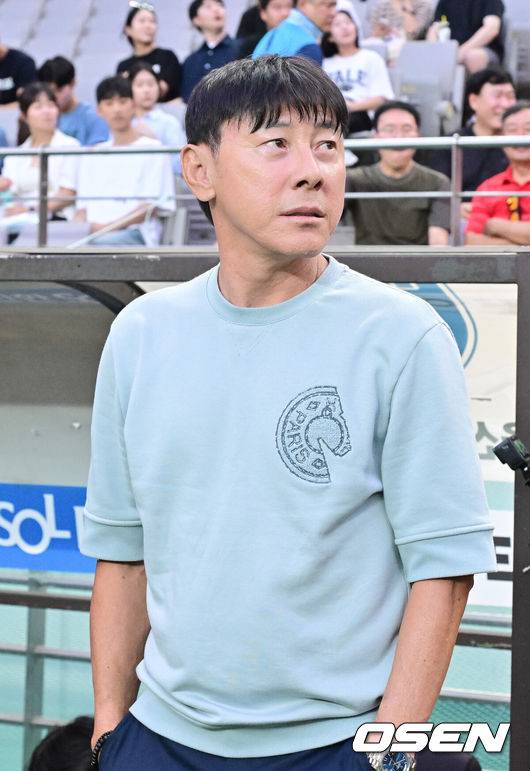 [OSEN=서울월드컵경기장, 박준형 기자] 24일 오후 서울 상암동 서울월드컵경기장에서 '하나은행 K리그1 2025' FC서울과 울산 HD의 경기가 진행됐다.서울(승점 37·5위)과 울산(승점 34·7위)은 승점 3점 차로 맞붙어 이번 경기 결과에 따라 순위가 뒤바뀔 수 있다.경기 앞서 울산 신태용 감독 그라운드를 바라보고 있다. 2025.08.24 / soul1014@osen.co.kr