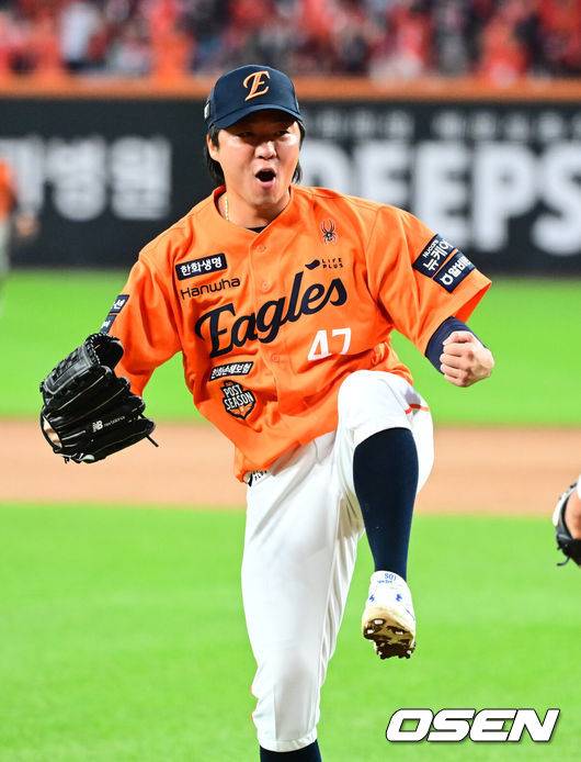 [OSEN=대전, 지형준 기자]&nbsp;한화가 18일 대전 한화생명볼파크에서 열린 2025 KBO리그 플레이오프(5전 3선승제) 1차전 삼성 라이온즈와 경기에서 9-8&nbsp;재역전 승리를 거뒀다.&nbsp;마무리 김서현은 9회 등판해 홈런 등 2점을 허용하고 교체됐다. 김범수가 세이브를 기록했다.&nbsp;경기를 마치고 한화 김범수가 승리를 기뻐하고 있다. 2025.10.18 /jpnews@osen.co.kr