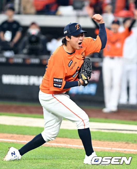 [OSEN=대전, 손용호 기자] 9회초 김범수가 삼성 김성윤을 플라이로 처리 승리를 지킨뒤 기뻐하고 있다. 2025.10.18 /spjj@osen.co.kr