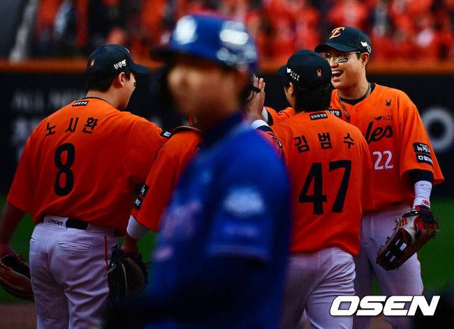 [OSEN=대전, 지형준 기자] 프로야구 한화 이글스가 첫 판을 승리하고, 한국시리즈 진출 확률 76.5%를 잡았다.&nbsp;한화는&nbsp;18일 대전 한화생명볼파크에서 열린 2025 KBO리그 플레이오프(5전 3선승제) 1차전 삼성 라이온즈와 경기에서 9-8&nbsp;재역전 승리를 거뒀다.&nbsp;예상과 달리 난타전이었고, 한화는 15안타를 몰아쳤다.&nbsp;선발 폰세는 6이닝 7피안타(1피홈런) 1볼넷 8탈삼진 6실점(5자책)으로 부진했으나 승리 투수가 됐다. 문동주가 7회 구원투수로 등판해 2이닝 1피안타 4탈삼진 무실점으로 잘 던졌다. 마무리 김서현은 9회 등판해 홈런 등 2점을 허용하고 교체됐다. 김범수가 세이브를 기록했다.&nbsp;경기를 마치고 한화 선수들이 승리를 기뻐하고 있다. 2025.10.18 /jpnews@osen.co.kr