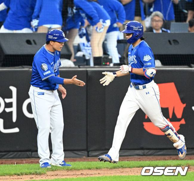 [OSEN=대전, 이대선 기자] 18일 오후 대전 한화생명볼파크에서 2025 신한 SOL Bank KBO리그 포스트시즌 플레이오프 1차전 한화 이글스와 삼성 라이온즈의 경기가 열렸다.한화는 폰세, 삼성은 가라비토를 선발 투수로 내세웠다.9회초 무사에서 삼성 이재현이 우월 솔로홈런을 치고 있다. 2025.10.18 /sunday@osen.co.kr