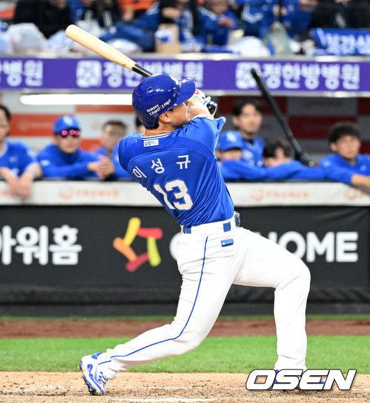 [OSEN=대전, 이대선 기자] 18일 오후 대전 한화생명볼파크에서 2025 신한 SOL Bank KBO리그 포스트시즌 플레이오프 1차전 한화 이글스와 삼성 라이온즈의 경기가 열렸다.한화는 폰세, 삼성은 가라비토를 선발 투수로 내세웠다.9회초 1사 2루에서 삼성 이성규가 좌전 적시타를 치고 있다. 2025.10.18 /sunday@osen.co.kr