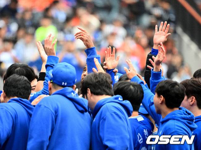 [OSEN=대전, 지형준 기자] 18일 오후 대전 한화생명볼파크에서 2025 신한 SOL Bank KBO리그 포스트시즌 플레이오프 1차전 한화 이글스와 삼성 라이온즈의 경기가 열렸다.한화는 폰세, 삼성은 가라비토를 선발 투수로 내세웠다.경기에 앞서 삼성 선수들이 파이팅을 하고 있다. 2025.10.18 /jpnews@osen.co.kr