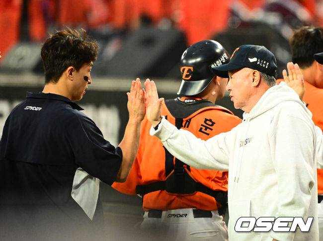 [OSEN=대전, 지형준 기자] 프로야구 한화 이글스가 첫 판을 승리하고, 한국시리즈 진출 확률 76.5%를 잡았다.&nbsp;한화는&nbsp;18일 대전 한화생명볼파크에서 열린 2025 KBO리그 플레이오프(5전 3선승제) 1차전 삼성 라이온즈와 경기에서 9-8&nbsp;재역전 승리를 거뒀다.&nbsp;예상과 달리 난타전이었고, 한화는 15안타를 몰아쳤다.&nbsp;선발 폰세는 6이닝 7피안타(1피홈런) 1볼넷 8탈삼진 6실점(5자책)으로 부진했으나 승리 투수가 됐다. 문동주가 7회 구원투수로 등판해 2이닝 1피안타 4탈삼진 무실점으로 잘 던졌다. 마무리 김서현은 9회 등판해 홈런 등 2점을 허용하고 교체됐다. 김범수가 세이브를 기록했다.&nbsp;경기를 마치고 한화 김경문 감독이 손아섭과 승리 하이파이브를 하고 있다. 2025.10.18 /jpnews@osen.co.kr