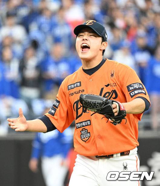 [OSEN=대전, 이대선 기자] 18일 오후 대전 한화생명볼파크에서 2025 신한 SOL Bank KBO리그 포스트시즌 플레이오프 1차전 한화 이글스와 삼성 라이온즈의 경기가 열렸다.한화는 폰세, 삼성은 가라비토를 선발 투수로 내세웠다.7회초 수비를 마친 한화 문동주가 환호하고 있다. 2025.10.18 /sunday@osen.co.kr