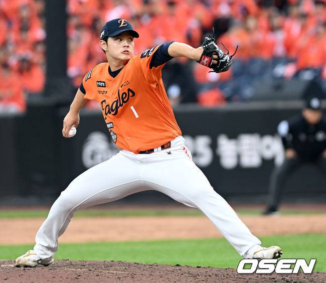 [OSEN=대전, 손용호 기자] 18일 오후 대전 한화생명볼파크에서 2025 신한 SOL Bank KBO리그 포스트시즌 플레이오프 1차전 한화 이글스와 삼성 라이온즈의 경기가 열렸다.한화는 폰세, 삼성은 가라비토를 선발 투수로 내세웠다.7회초 문동주가 중간계투로 마운드에 올라 역투하고 있다. 2025.10.18 /spjj@osen.co.kr