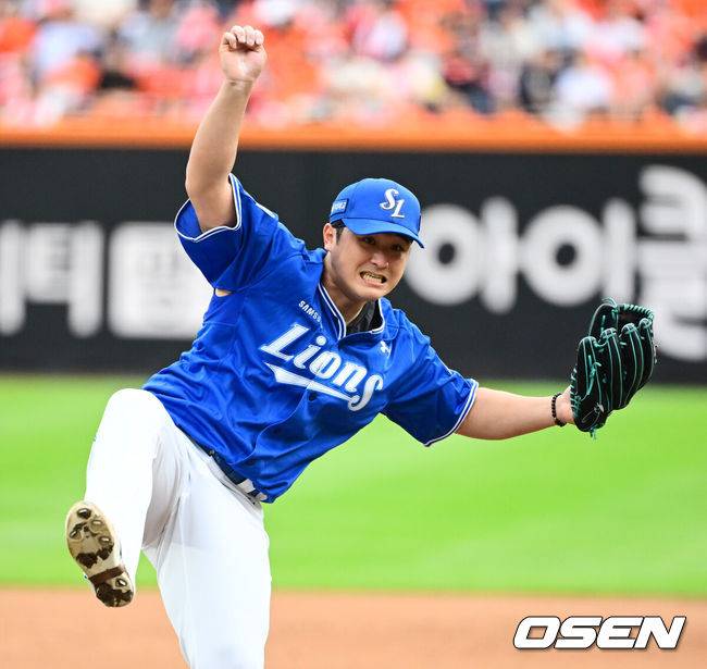 [OSEN=대전, 지형준 기자] 19일 오후 대전 한화생명볼파크에서 2025 신한 SOL Bank KBO리그 포스트시즌 플레이오프 2차전 한화 이글스와 삼성 라이온즈의 경기가 열렸다.한화는 라이언 와이스, 삼성은 최원태를 선발 투수로 내세웠다.4회말 삼성 최원태가 역투하고 있다. 2025.10.19 /jpnews@osen.co.kr