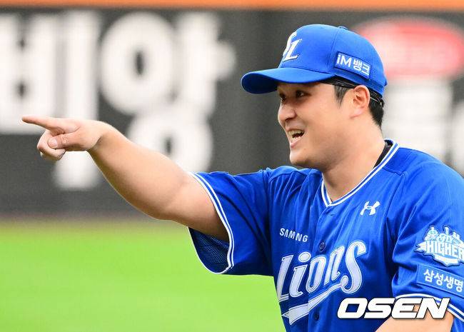 [OSEN=대전, 지형준 기자] 19일 오후 대전 한화생명볼파크에서 2025 신한 SOL Bank KBO리그 포스트시즌 플레이오프 2차전 한화 이글스와 삼성 라이온즈의 경기가 열렸다.한화는 라이언 와이스, 삼성은 최원태를 선발 투수로 내세웠다.7회말 수비를 마친 삼성 최원태가 포효하고 있다. 2025.10.19 /jpnews@osen.co.kr