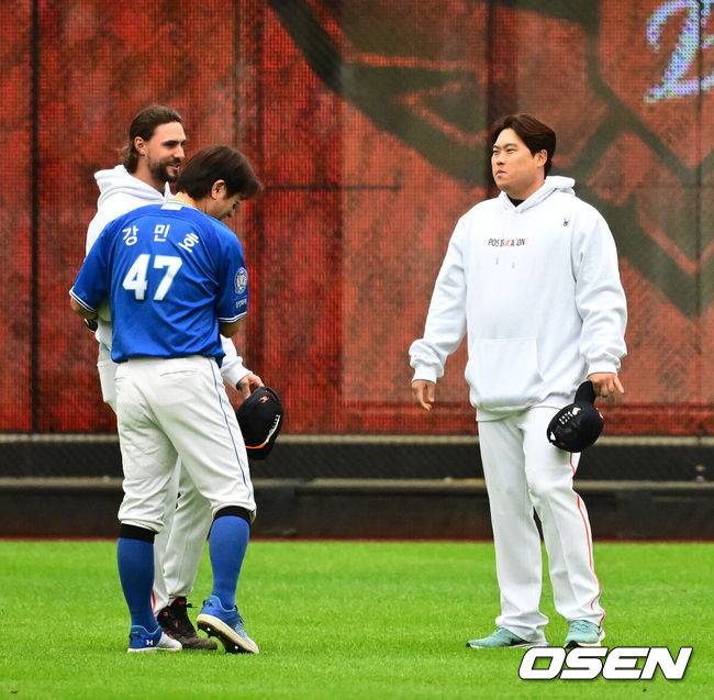 [OSEN=대전, 지형준 기자] 18일 오후 대전 한화생명볼파크에서 2025 신한 SOL Bank KBO리그 포스트시즌 플레이오프 1차전 한화 이글스와 삼성 라이온즈의 경기가 열렸다.한화는 폰세, 삼성은 가라비토를 선발 투수로 내세웠다.경기에 앞서 삼성 강민호, 한화 와이스, 류현진이 인사를 나누고 있다. 2025.10.18 /jpnews@osen.co.kr