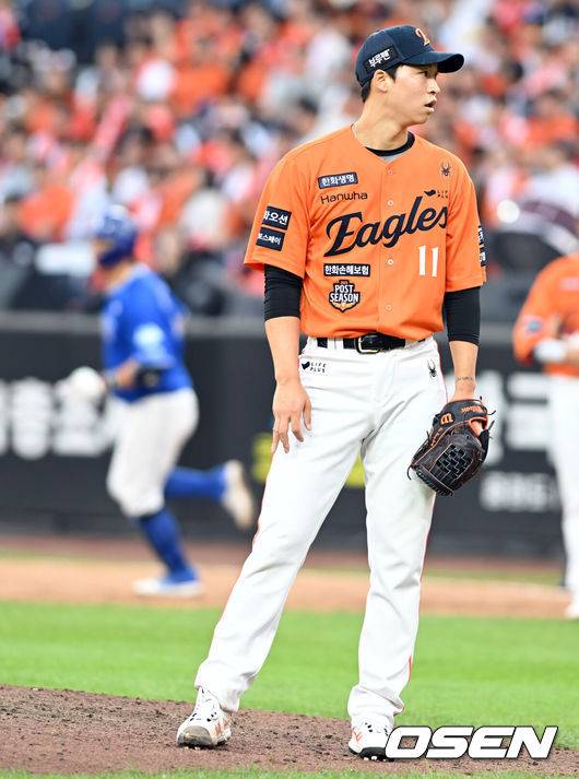 [OSEN=대전, 손용호 기자] 19일 오후 대전 한화생명볼파크에서 2025 신한 SOL Bank KBO리그 포스트시즌 플레이오프 2차전 한화 이글스와 삼성 라이온즈의 경기가 열렸다.한화는 라이언 와이스, 삼성은 최원태를 선발 투수로 내세웠다.8회말 2사 1루 엄상백이 강민호에게 투런 홈런을 맞고 망연자실 서있다. 2025.10.19 /spjj@osen.co.kr