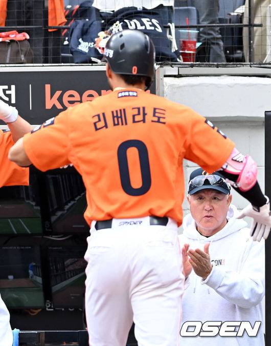 [OSEN=대전, 손용호 기자] 19일 오후 대전 한화생명볼파크에서 2025 신한 SOL Bank KBO리그 포스트시즌 플레이오프 2차전 한화 이글스와 삼성 라이온즈의 경기가 열렸다.한화는 라이언 와이스, 삼성은 최원태를 선발 투수로 내세웠다.1회말 1사 홈런을 친 리베라토를 김경문 감독이 반갑게 맞이하고 있다. 2025.10.19 /spjj@osen.co.kr