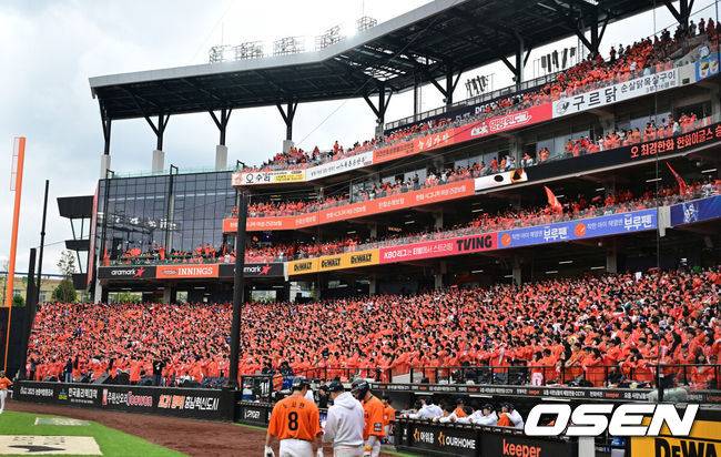 [OSEN=대전, 지형준 기자] 18일 오후 대전 한화생명볼파크에서 2025 신한 SOL Bank KBO리그 포스트시즌 플레이오프 1차전 한화 이글스와 삼성 라이온즈의 경기가 열렸다. 한화 팬들이 열띤 응원을 선보이고 있다. 2025.10.18 /jpnews@osen.co.kr