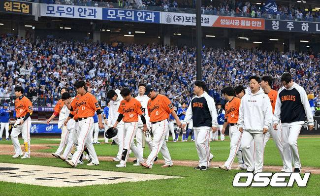 [OSEN=대전, 이대선 기자] 삼성은 19일 대전 한화생명볼파크에서 열린 포스트시즌 플레이오프 2차전 한화 이글스와의 경기에서 타선이 폭발하며 7-3 완승을 거뒀다.시리즈 전적 1승 1패로 동률을 만들고 홈구장 대구 삼성라이온즈파크로 돌아간다. 경기 종료 후 한화 선수들이 아쉬워하고 있다. 2025.10.19 /sunday@osen.co.kr