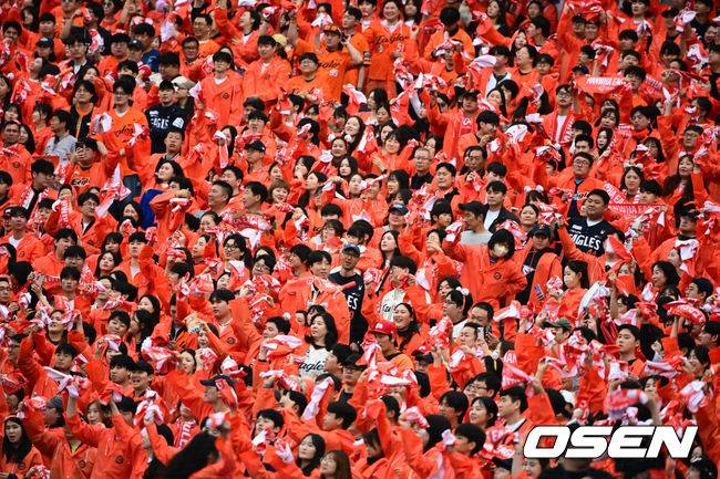 [OSEN=대전, 지형준 기자] 18일 오후 대전 한화생명볼파크에서 2025 신한 SOL Bank KBO리그 포스트시즌 플레이오프 1차전 한화 이글스와 삼성 라이온즈의 경기가 열렸다.한화는 폰세, 삼성은 가라비토를 선발 투수로 내세웠다.한화 팬들에 열띤 응원을 선보이고 있다. 2025.10.18 /jpnews@osen.co.kr