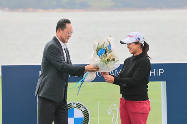 ▲명현관 해남군수(왼쪽)가 2025 BMW 레이디스 챔피언십’해남대회 우승자인 김세영 선수에게 꽃다발을 전달하고 있다.2025.10.19ⓒ해남군