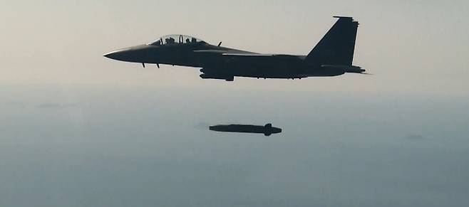 공군 F-15K 전투기에서 타우러스 장거리 공대지미사일이 발사되고 있다. 세계일보 자료사진