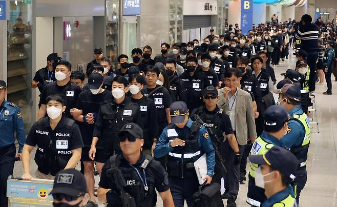 캄보디아 당국의 범죄단지 단속으로 적발돼 구금됐던 한국인들이 18일 오전 인천국제공항 2터미널을 통해 송환되고 있다. 인천공항=뉴스1