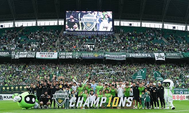 프로축구 전북 현대 선수단이 지난 18일 전주월드컵경기장에서 열린 K리그1 2025 풀리그 마지막 33라운드 경기에서 수원FC를 꺾고 우승을 확정한 뒤 기념 촬영을 하고 있다. 한국프로축구연맹 제공