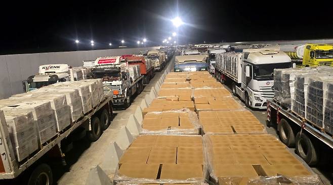 이스라엘과 하마스 간 휴전이 이어지는 가운데, 10월 19일(현지시간) 이집트 라파 국경 검문소 인근에서 가자지구로 향하는 인도적 지원·연료 수송 차량들이 줄지어 서 있다. 로이터 연합뉴스