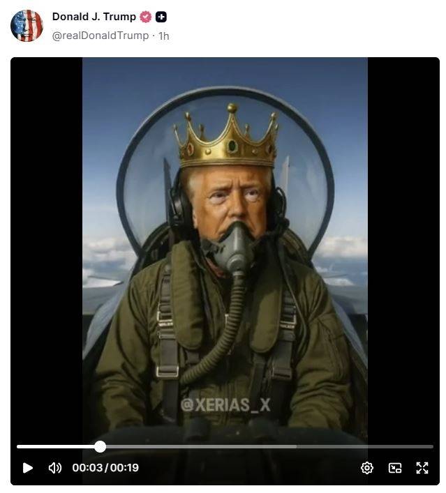도널드 트럼프 미국 대통령이 왕관을 쓴 채 전투기를 조종하는 모습이 담긴 영상의 한 장면. 트럼프 대통령은 그가 전투기를 몰고 시위대에 오물을 퍼붓는 모습이 담긴 이 20초 분량의 영상을 18일(현지시간) 트루스소셜에 올렸다. 트루스소셜 캡처