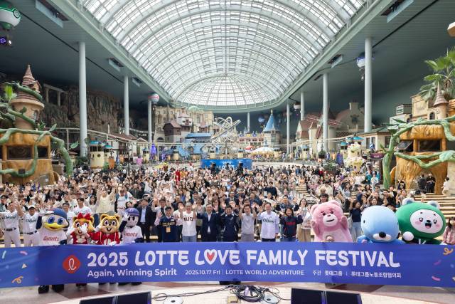 롯데그룹 임직원들이 17일 서울 잠실 롯데월드어드벤처에서 열린 ‘2025 롯데 러브 패밀리 페스티벌’에 참석해 기념 촬영을 하고 있다. 사진 제공=롯데