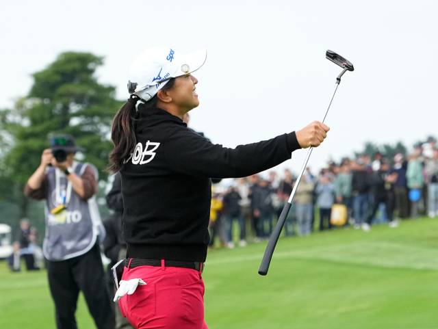 우승 확정 후 두 팔을 들고 기쁨을 만끽하는 김세영. 사진 제공=대회조직위