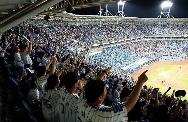 9월5일 대구 수성구 삼성라이온즈파크에서 열린 프로야구 키움 히어로즈와 삼성 라이온즈의 경기에서 대구 관중이 열띤 응원을 하고 있다. ⓒ뉴시스