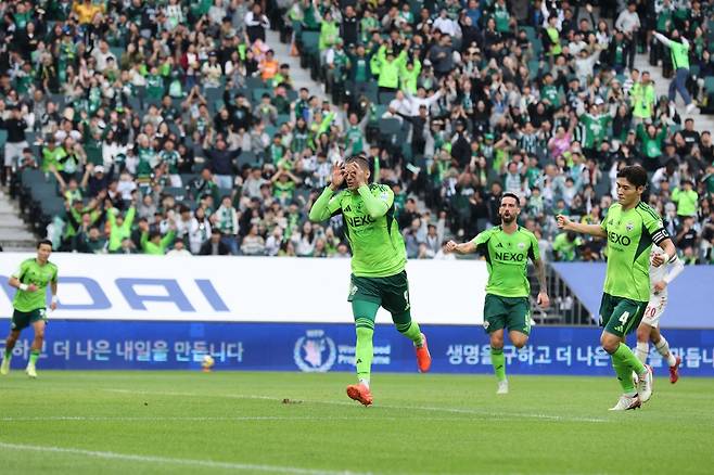 전북 티아고가 18일 전주월드컵경기장에서 열린 수원FC와 K리그1 홈경기에서 후반 페널티킥 추가골을 성공시킨 뒤 기뻐하고 있다. 사진제공|한국프로축구연맹