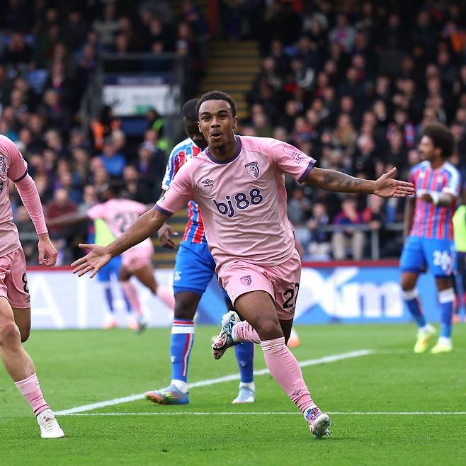 본머스 공격수 엘리 주니오르 크라우피가 19일(한국시간) 셀허스트파크에서 끝난 크리스털 팰리스전에서 골을 기록한 뒤 기뻐하고 있다. 사진출처|본머스 페이스북