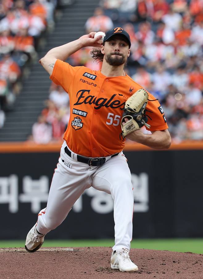 한화 라이언 와이스가 19일 대전 한화생명볼파크에서 열린 2025 포스트시즌(PS) 삼성과 플레이오프 2차전에 선발등판해 힘차게 공을 던지고 있다. 와이스는 4이닝 9안타 2볼넷 4탈삼진 5실점을 기록하며 1차전 코디 폰세(6이닝 6실점 5자책)에 이어 부진한 모습을 보였다. 대전|뉴시스