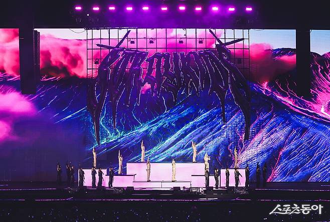 스트레이 키즈가 인천 아시아드 주경기장에서 1년간 34개 도시를 돌며 진행한 월드투어 ‘도미네이트’의 피날레를 화려하게 장식했다.&nbsp;사진제공 | JYP 엔터테인먼트