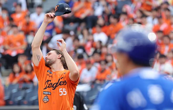 한화 라이언 와이스가 19일 대전에서 열린 삼성과 플레이오프 2차전 선발 등판해 3회 고전하며 땀을 닦고 있다. 연합뉴스