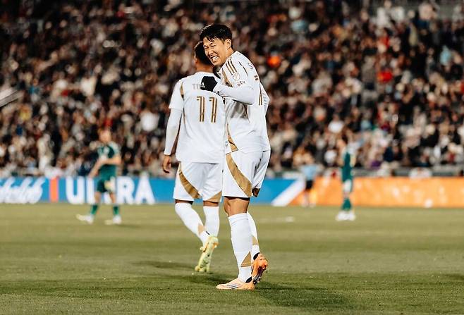 ▲ 손흥민 발을 떠난 공은 콜로라도 골대 상단 구석을 스치며 네트를 흔들었다. 현지 중계진은 “레이저 같은 피니시”라며 엄지를 치켜세웠고 MLS 사무국 역시 "왼발로 엄청난 마무리 능력을 뽐냈다" 찬사를 아끼지 않았다. ⓒ LAFC