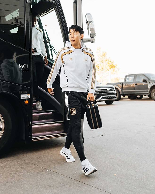 ▲ 손흥민 발을 떠난 공은 콜로라도 골대 상단 구석을 스치며 네트를 흔들었다. 현지 중계진은 “레이저 같은 피니시”라며 엄지를 치켜세웠고 MLS 사무국 역시 "왼발로 엄청난 마무리 능력을 뽐냈다" 찬사를 아끼지 않았다. ⓒ LAFC