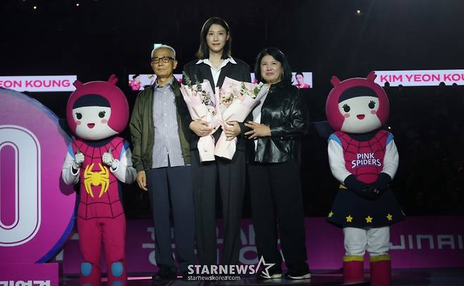 2025-2026시즌 V리그 여자부 개막전 흥국생명 대 정관장 경기가 18일 인천 삼산월드체육관에서 열렸다.  경기 후 배구여제 김연경 은퇴식이 열렸다. 김연경이 부모님과 기념촬영을 하고 있다,  한국 배구의 '살아있는 전설' 김연경의 등번호 10번이 영구 결번으로 지정됐다. /사진=김진경 대기자