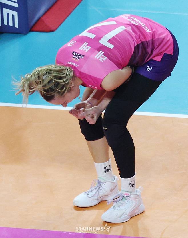 2025-2026시즌 V리그 여자부 개막전 흥국생명 대 정관장 경기가 18일 인천 삼산월드체육관에서 열렸다.  흥국생명 레베카가 결정적인 공격을 성공시킨 후 포효하고 있다. /사진=김진경 대기자