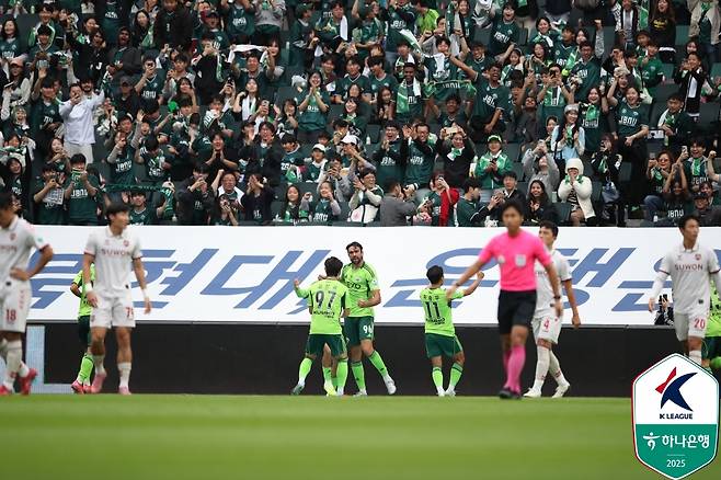 전북 현대 선수들이 18일 전주월드컵경기장에서 열린 수원FC전 콤파뇨 득점 이후 기뻐하고 있다. /사진=한국프로축구연맹 제공