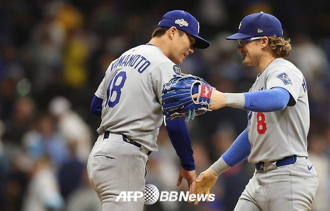 15일(한국 시각) 미국 위즈콘신주 밀워키에 위치한 아메리칸 패밀리 필드에서 펼쳐진 2025 미국 프로야구 메이저리그(MLB) 포스트시즌 내셔널리그 챔피언십 시리즈(NLCS·7전 4선승제) 2차전에서 야마모토 요시노부(왼쪽)가 승리 후 키케 에르난데스와 기쁨을 함께 나누고 있다. /AFPBBNews=뉴스1
