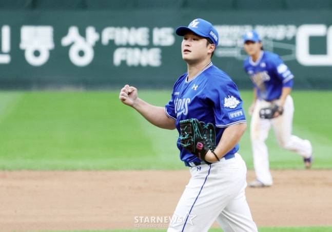 삼성 최원태가 9일 SSG와 준PO 1차전에서 이닝을 마치고 주먹을 쥐고 포효하고 있다. /사진=강영조 선임기자