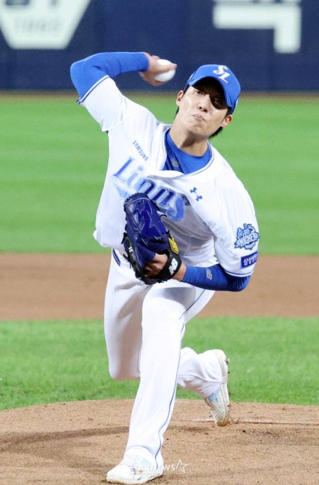 삼성 원태인이 13일 열린 SSG와 준PO 3차전에서 역투하고 있다. /사진=강영조 선임기자