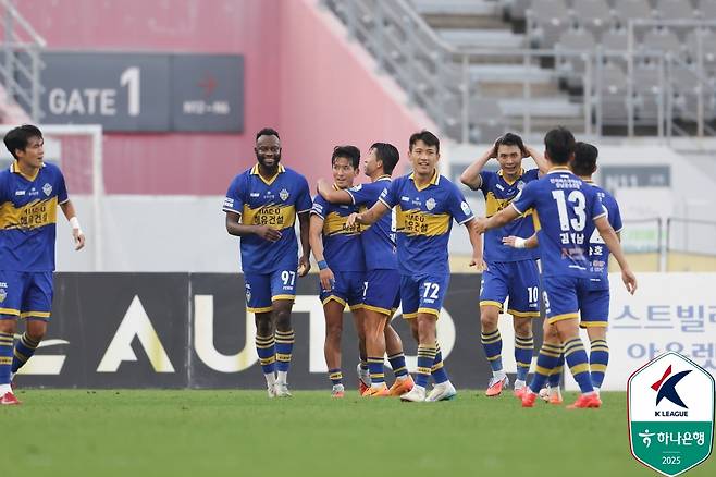 지난 27일 수원삼성전 득점 이후 기뻐하고 있는 충남아산 선수들. /사진=한국프로축구연맹 제공