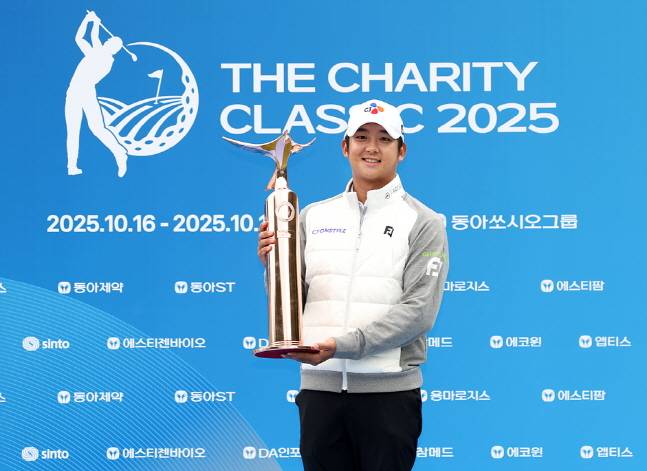 최승빈이 19일 KPGA 투어 더 채리티 클래식에서 우승을 차지한 뒤 트로피를 들어올리고 있다. /사진=KPGA 투어 제공