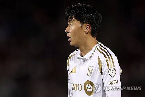 손흥민은 19일(한국시간) 미국 콜로라도주 커머스시티의 딕스 스포팅 굿즈 파크에서 열린 콜로라도 래피즈와의 2025 MLS 정규리그 34라운드 최종전에서 전반 42분 선제골을 터트리며 2-2 무승부에 일조했다. 경기 후 MLS은 연맹 공식 채널을 통해 손흥민의 선제골 장면을 게시하며 차원이 다른 선수라고 칭찬했다. 더불어 손흥민의 선제골로 LAFC는 누구보다 빠르게 MLS 정규시즌 통산 500호골을 달성했다. 연합뉴스