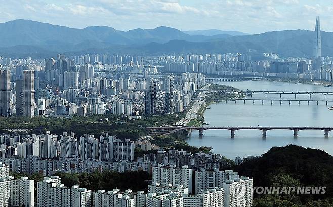 서울 전역, 부동산 규제지역으로 지정 (서울=연합뉴스) 이진욱 기자 = 정부는 15일 '주택시장 안정화 대책'을 발표했다. 서울 25개 자치구 전체와 경기도 12개 지역이 조정대상지역과 투기과열지구로 묶여 규제지역으로 추가된다. 사진은 이날 서울 남산에서 바라본 강북 집합건물(아파트·다세대·연립·오피스텔) 모습. 2025.10.15 cityboy@yna.co.kr