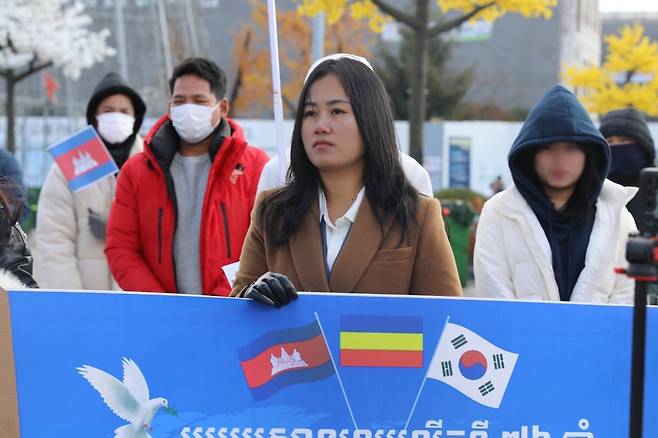캄보디아 출신의 한국 국적 첸다(갈색 자켓)씨 [본인 제공. 재판매 및 DB 금지]